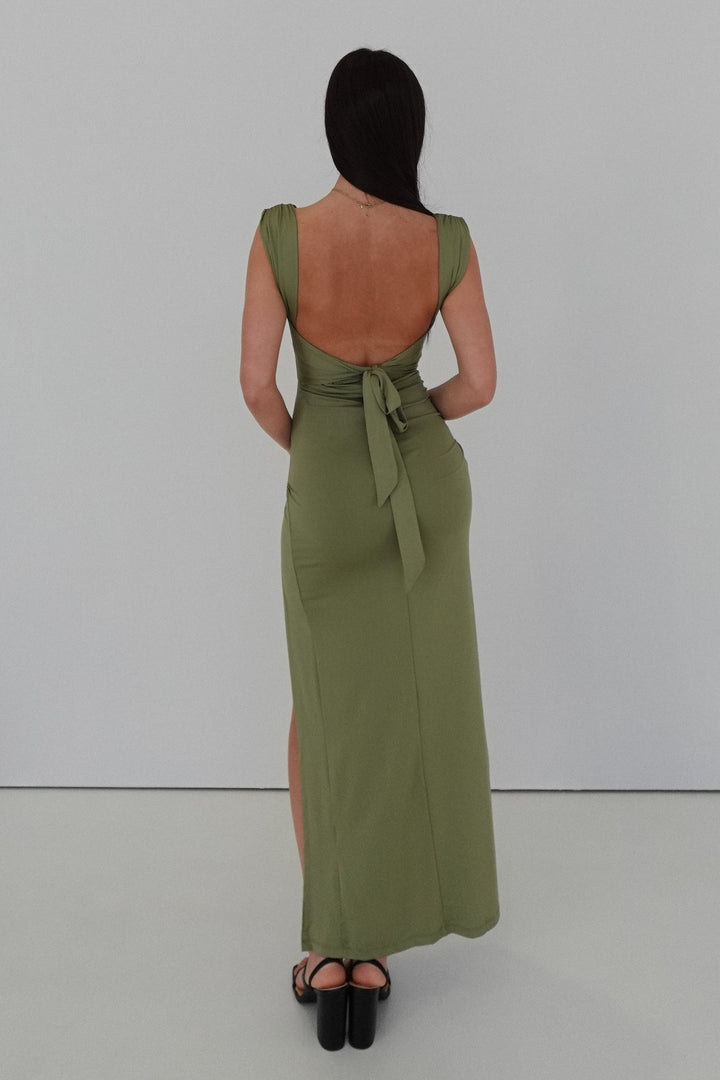 Liraea – Khakifarbenes Kleid mit Schlitz und Knoten hinten