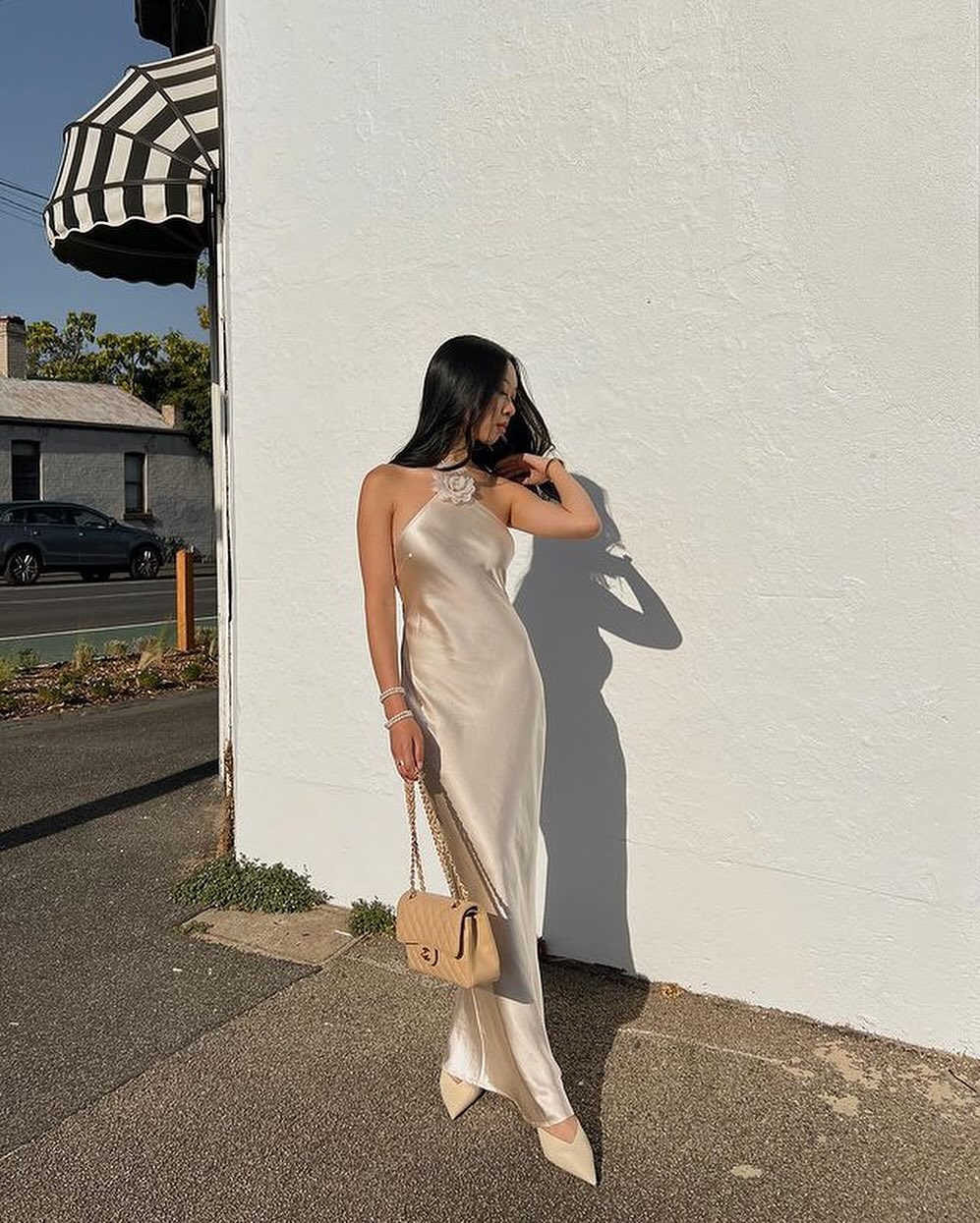 Faelith ™ | Rückenfreies Maxikleid aus Satin mit Neckholder