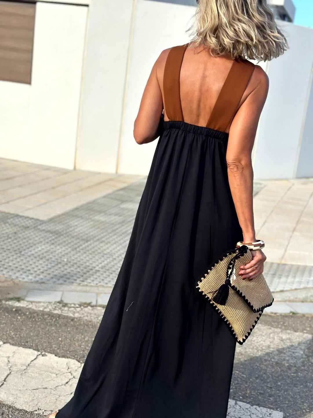 Julya | Elegantes Kleid mit offenem Rücken und modischem Neckholder-Kragen