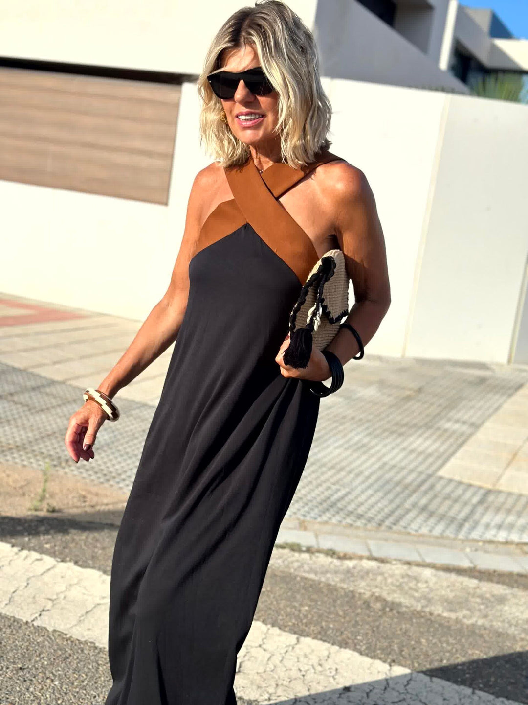 Julya | Elegantes Kleid mit offenem Rücken und modischem Neckholder-Kragen