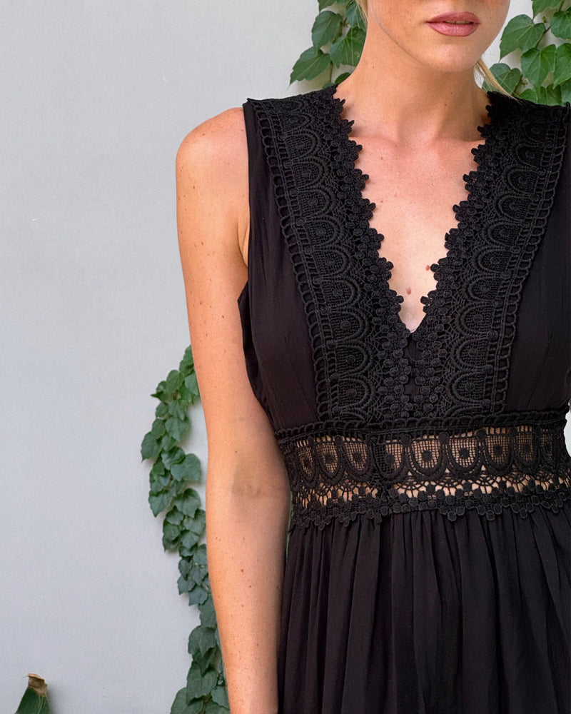 Charlotte - Handgefertigtes Spitzenkleid mit V-Ausschnitt