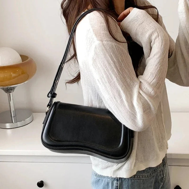 Amal - Handtasche aus veganem Leder mit gewellter Klappe