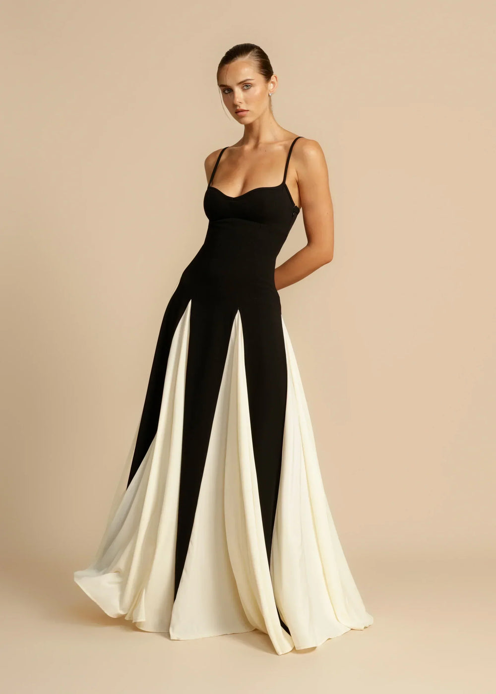 Roxanne™ | Elegantes Maxikleid mit kontrastierenden Rüschen