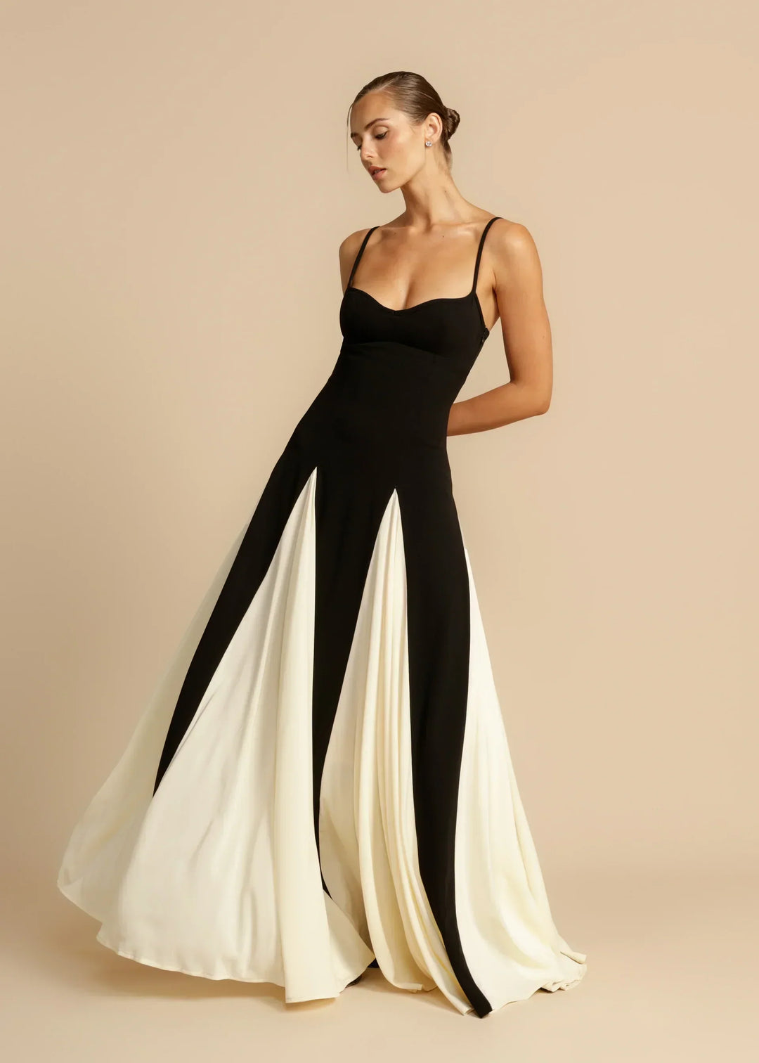 Roxanne™ | Elegantes Maxikleid mit kontrastierenden Rüschen