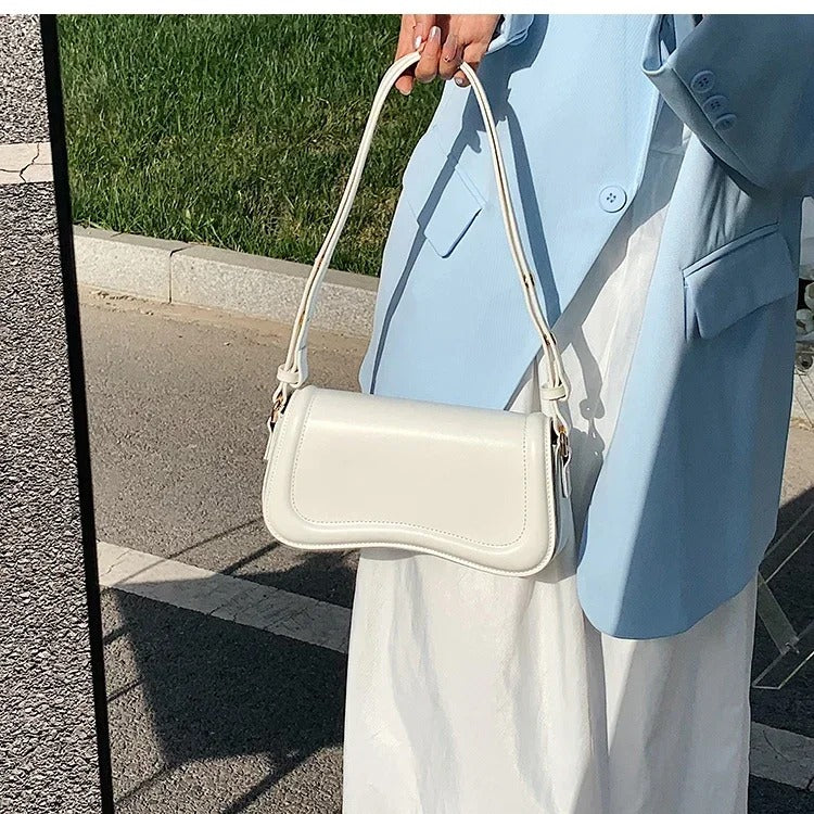 Amal - Handtasche aus veganem Leder mit gewellter Klappe
