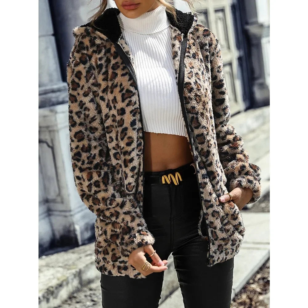 Scarlett | Kuschelige Jacke aus Leopard-Plüsch