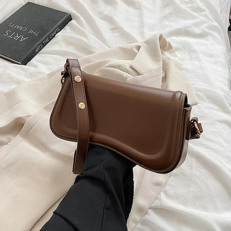 Amal - Handtasche aus veganem Leder mit gewellter Klappe