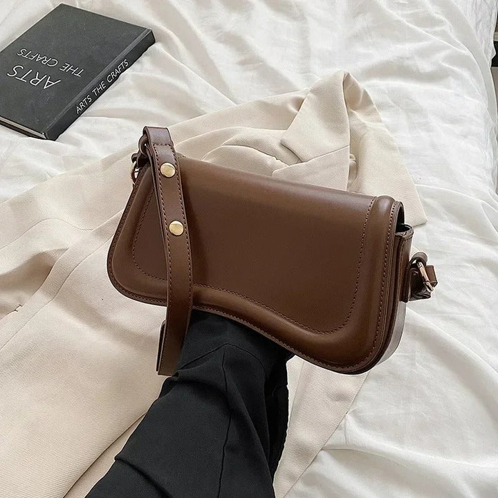 Amal - Handtasche aus veganem Leder mit gewellter Klappe