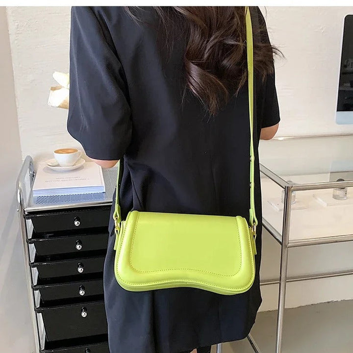 Amal - Handtasche aus veganem Leder mit gewellter Klappe